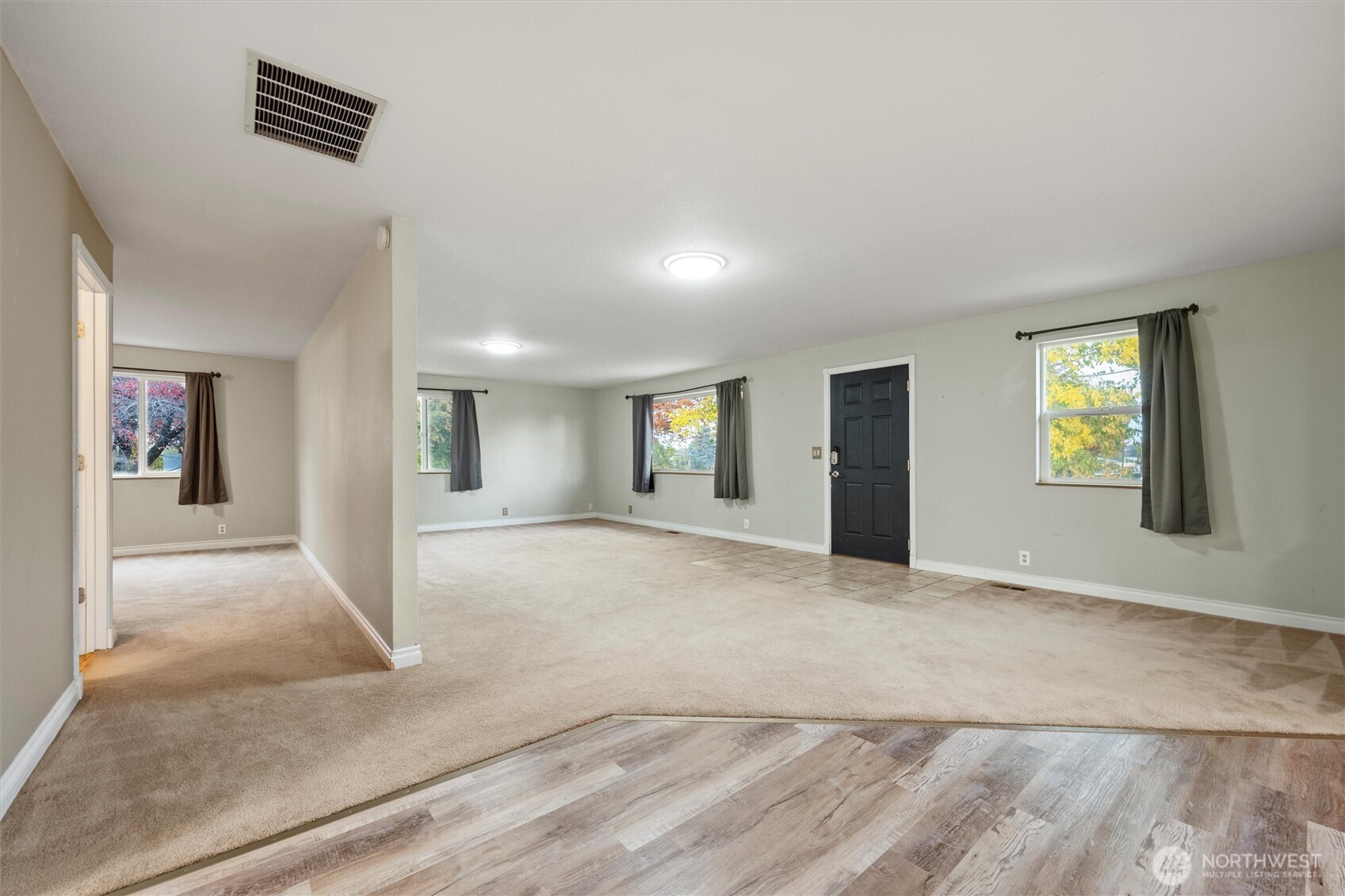 1411 D Street Southwest Ephrata, WA 98823 - Photo 6 of 39 an empty room with windows and closet