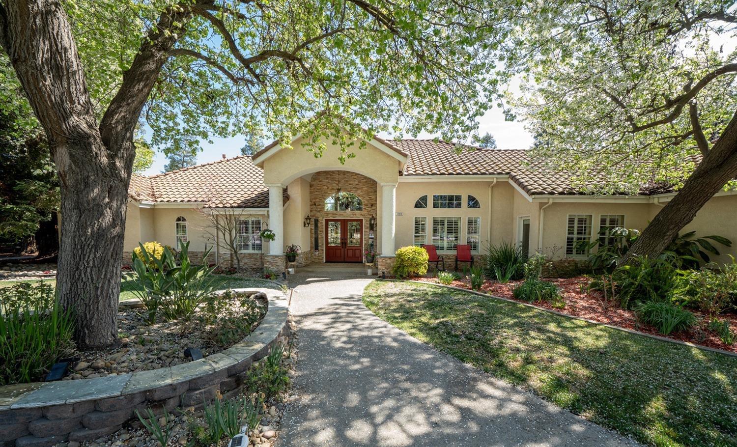 1290 North Applegate Avenue Fresno, CA 93737 - Photo 2 of 65 a front view of a house with a garden