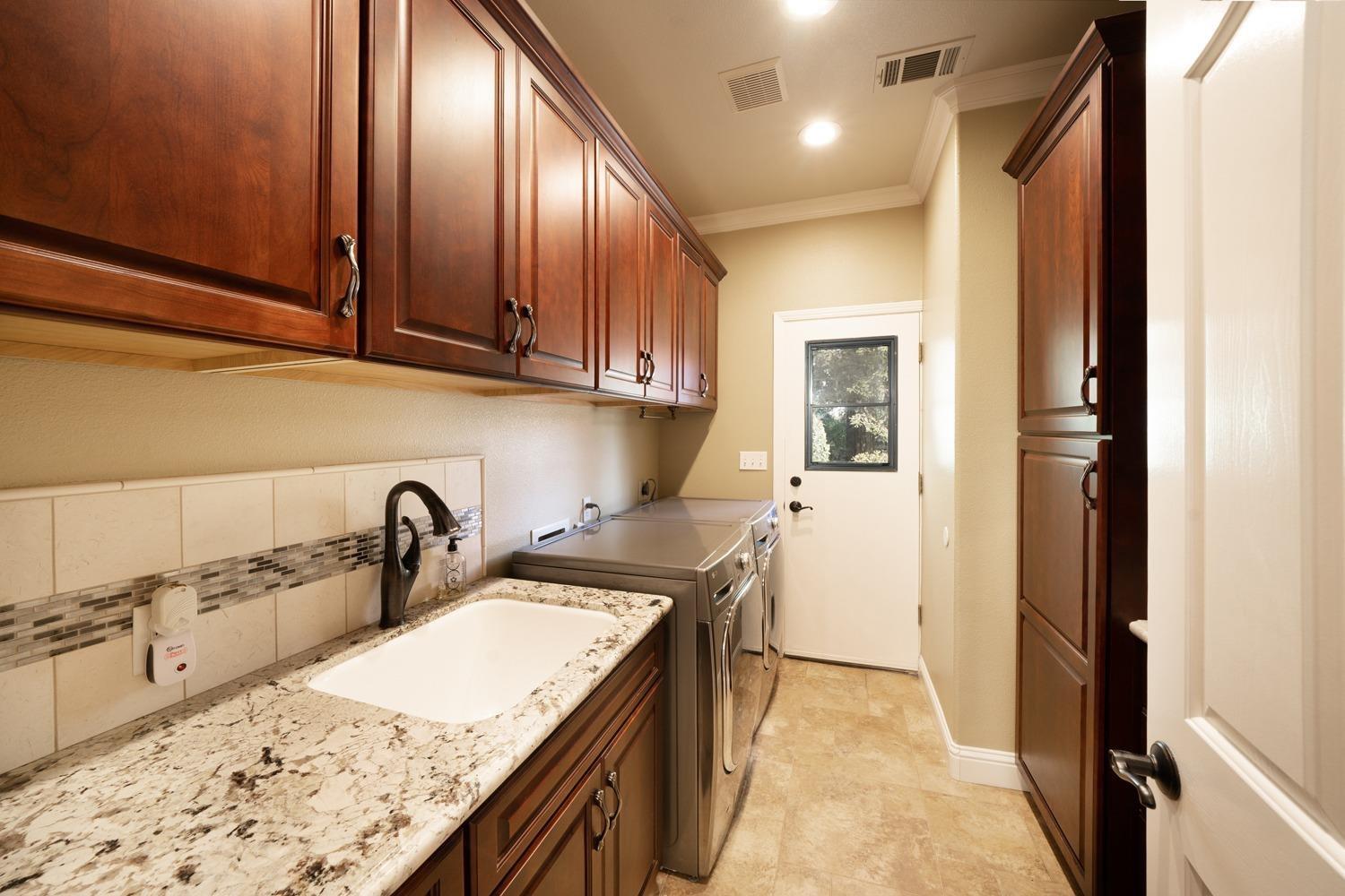 1290 North Applegate Avenue Fresno, CA 93737 - Photo 22 of 65 a kitchen with a sink stove and cabinets