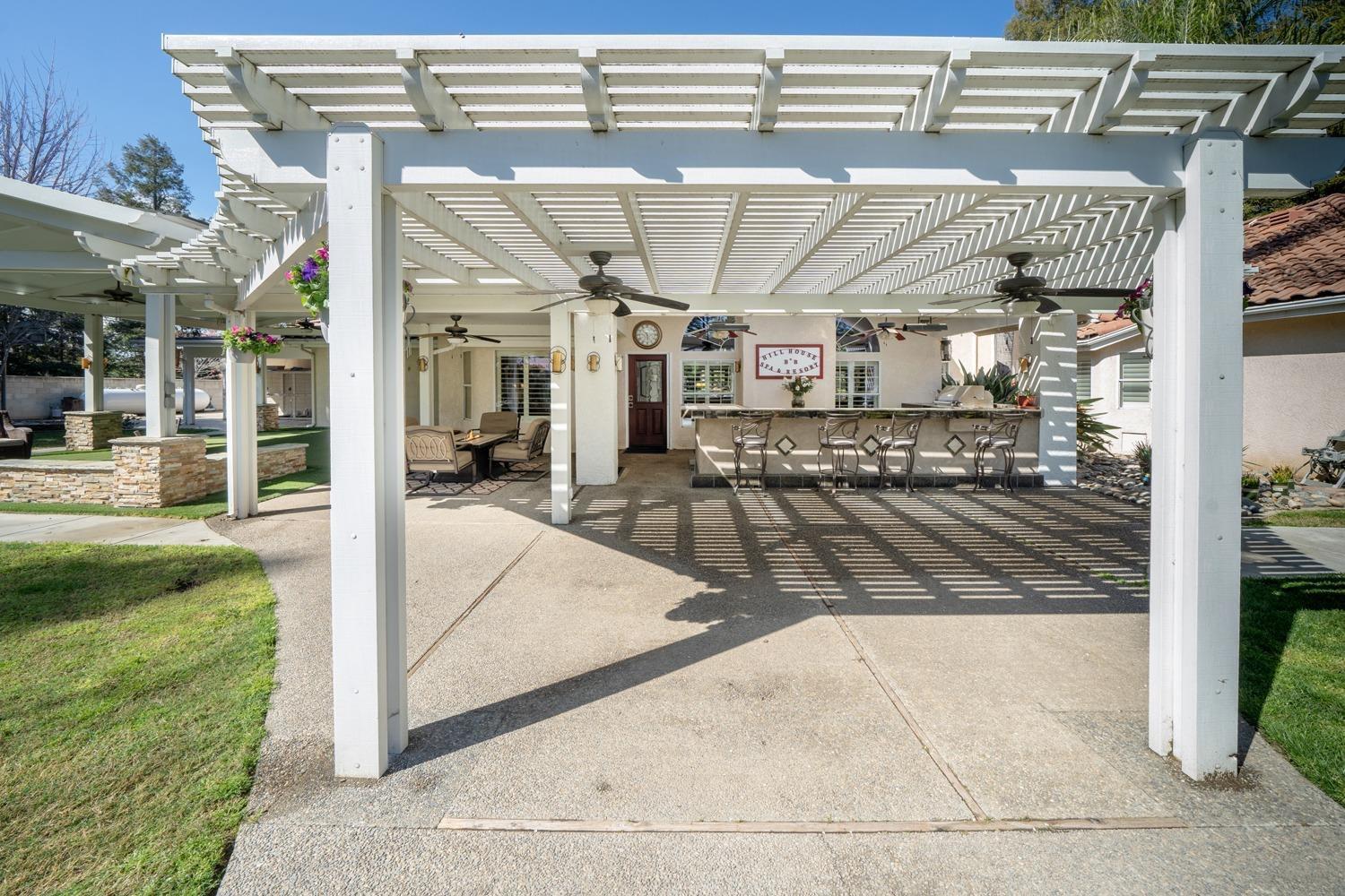 1290 North Applegate Avenue Fresno, CA 93737 - Photo 34 of 65 a view of a porch with seating space