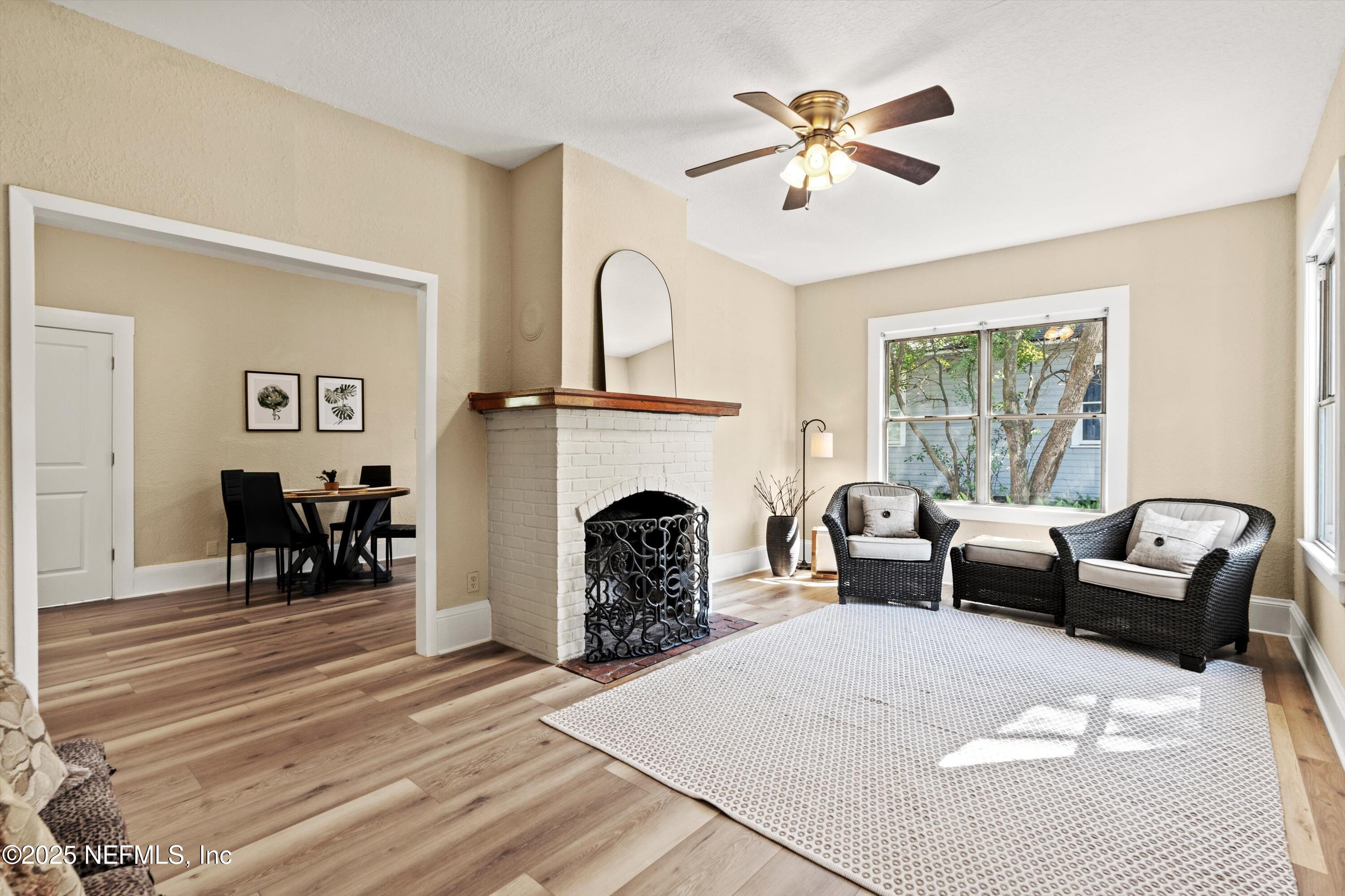 2025 Southampton Road Jacksonville, FL 32207 - Photo 5 of 32 Living Room