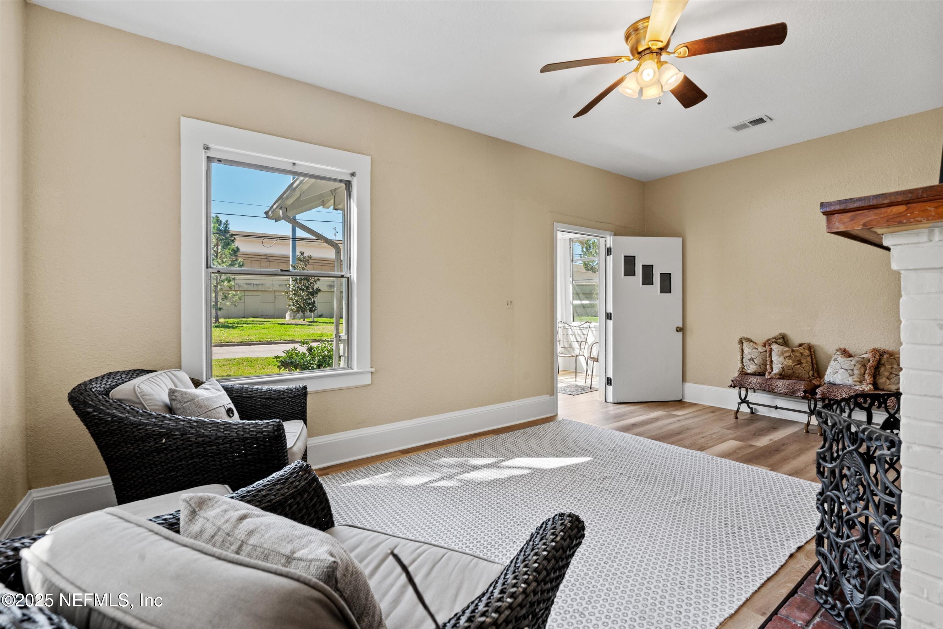 2025 Southampton Road Jacksonville, FL 32207 - Photo 8 of 32 Living Room
