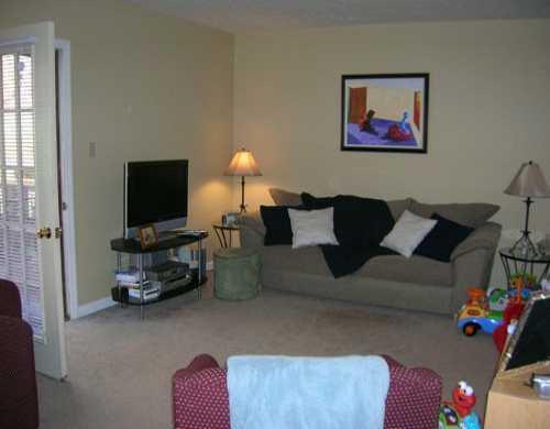 176 Old English Road Pittsburgh, PA 15237 - Photo 4 of 7 Living Room.