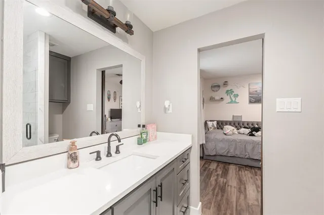 a en suite bathroom with a double vanity sink and mirror