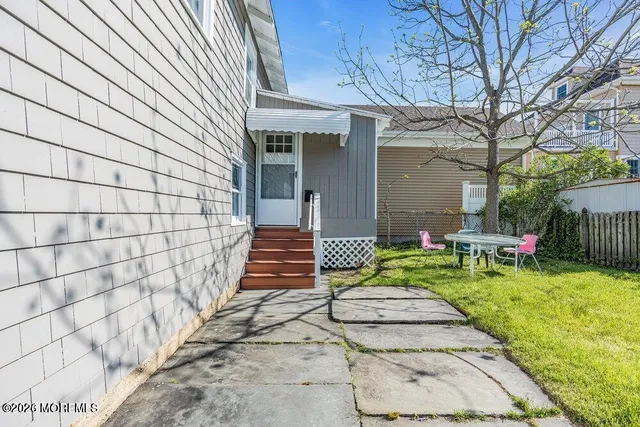 a view of a house with backyard and a patio