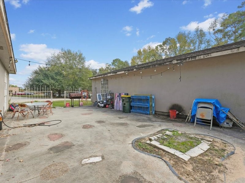 1418 South 7th Street Conroe, TX 77301 - Photo 8 of 36 a backyard of a house with table and chairs