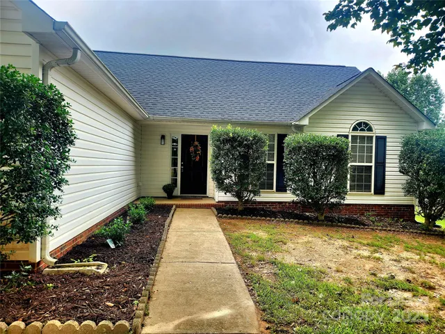 a view of a house with backyard and garden