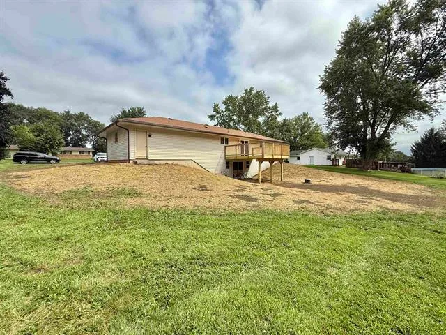 a view of big yard with a house