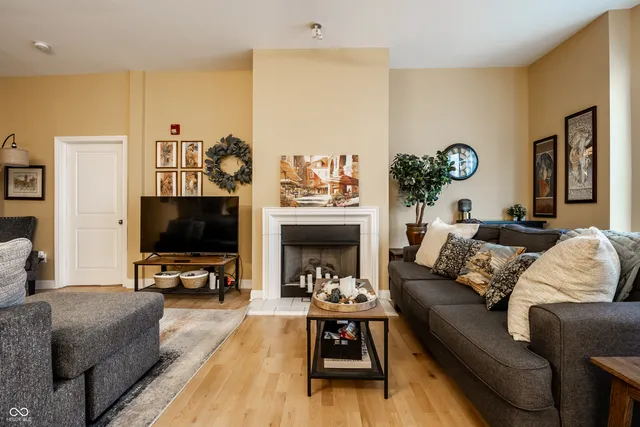 $249,900 | 355 East Ohio Street, Indianapolis, IN 46204