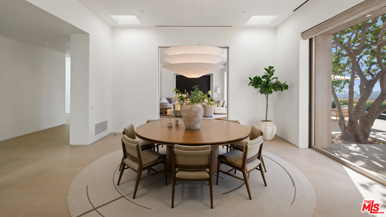1016 North Hillcrest Road Beverly Hills, CA 90210 - Photo 11 of 35
