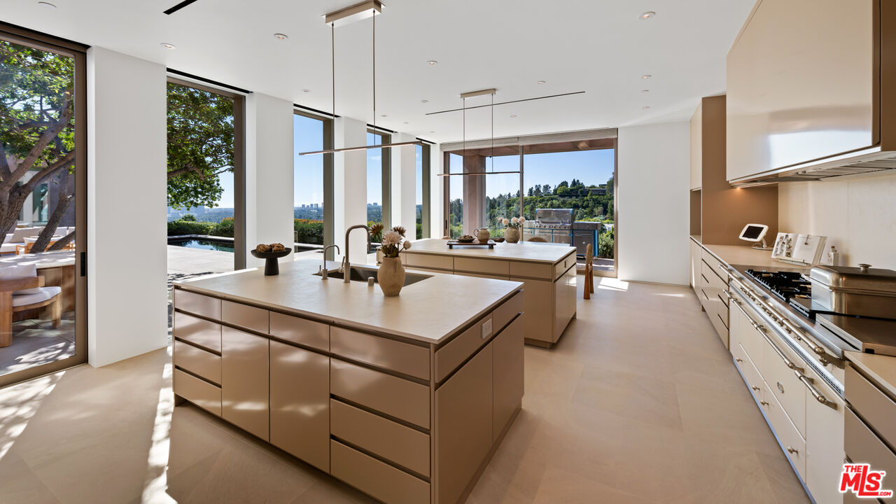 1016 North Hillcrest Road Beverly Hills, CA 90210 - Photo 12 of 35
