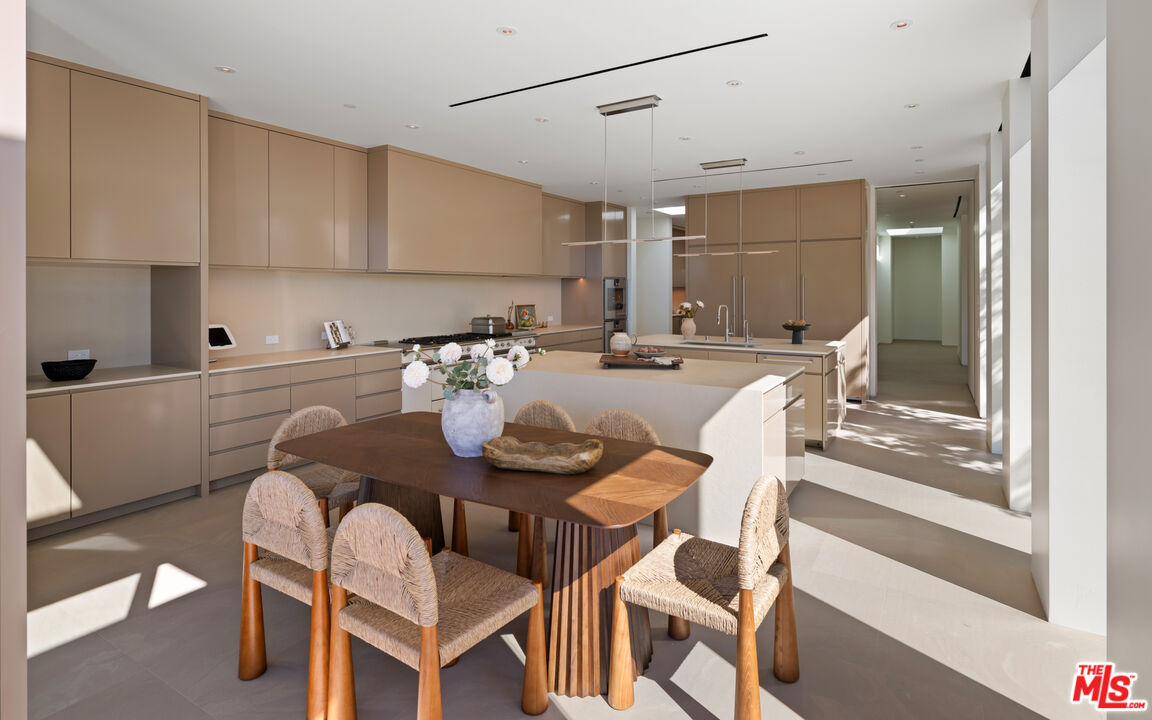 1016 North Hillcrest Road Beverly Hills, CA 90210 - Photo 14 of 35