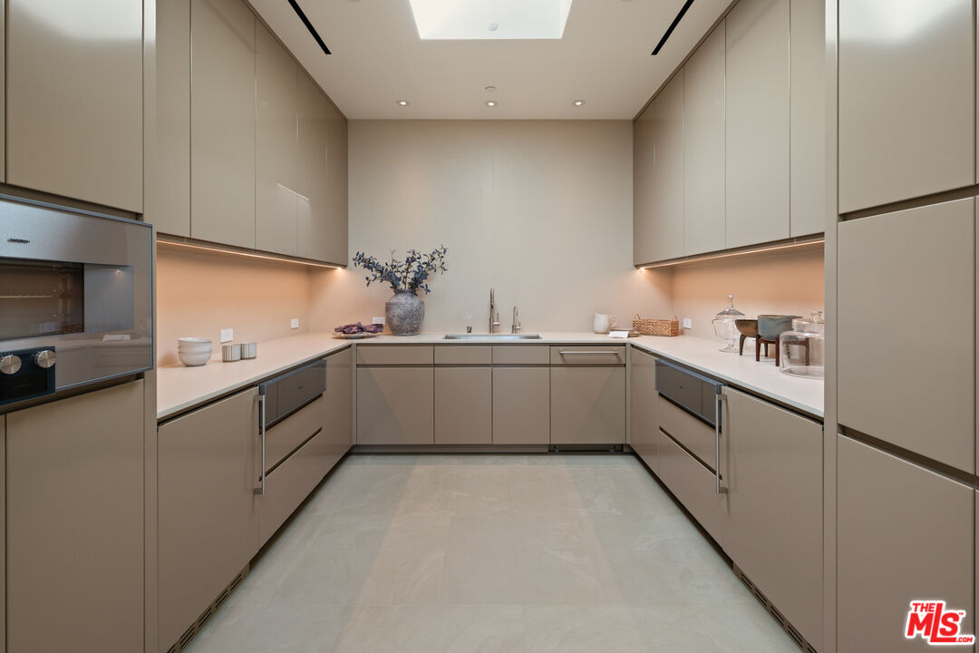 1016 North Hillcrest Road Beverly Hills, CA 90210 - Photo 15 of 35