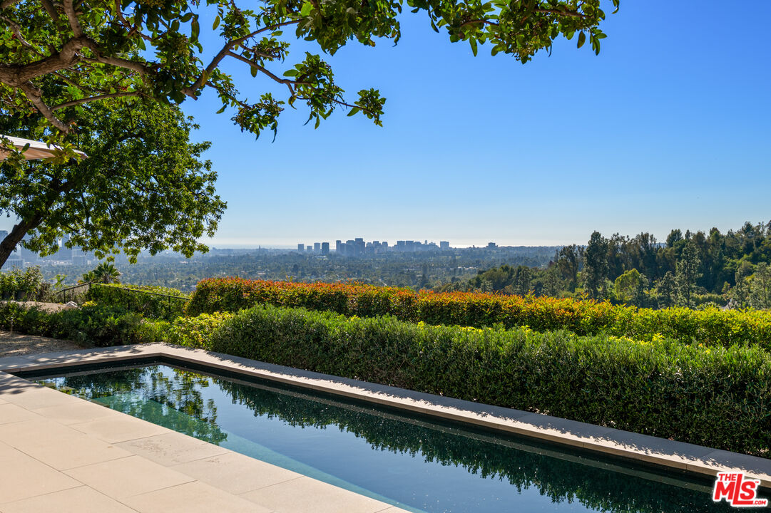 1016 North Hillcrest Road Beverly Hills, CA 90210 - Photo 18 of 35