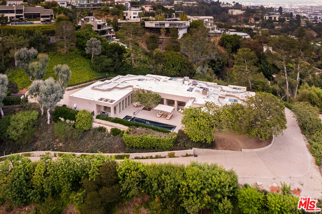1016 North Hillcrest Road Beverly Hills, CA 90210 - Photo 2 of 35