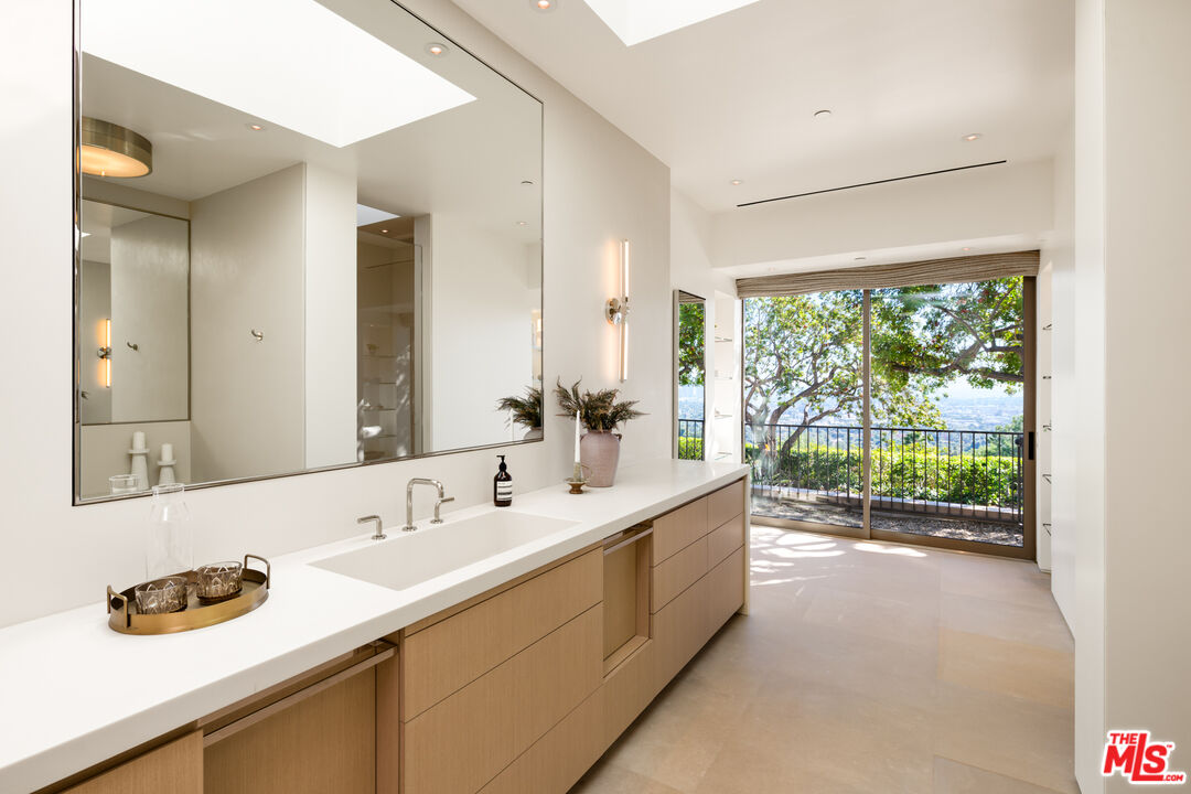 1016 North Hillcrest Road Beverly Hills, CA 90210 - Photo 22 of 35