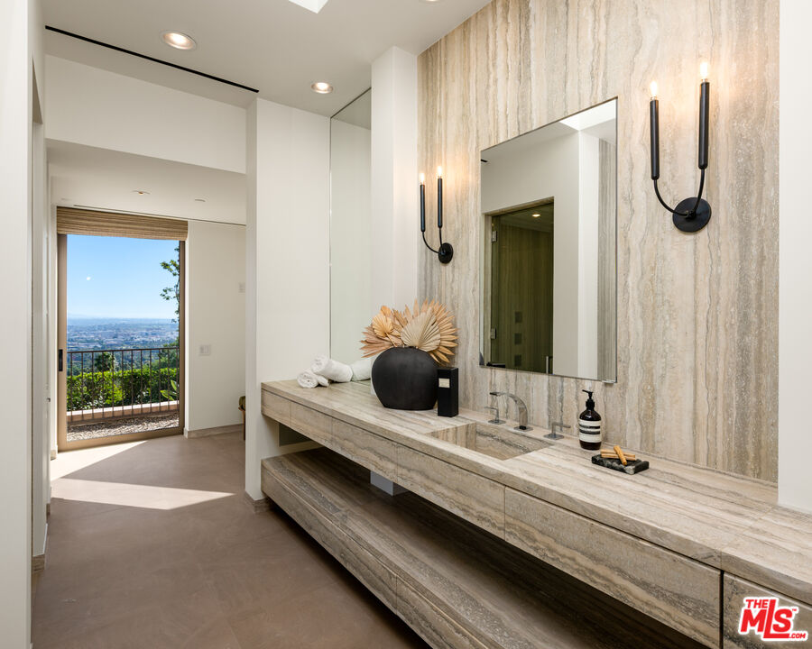 1016 North Hillcrest Road Beverly Hills, CA 90210 - Photo 24 of 35