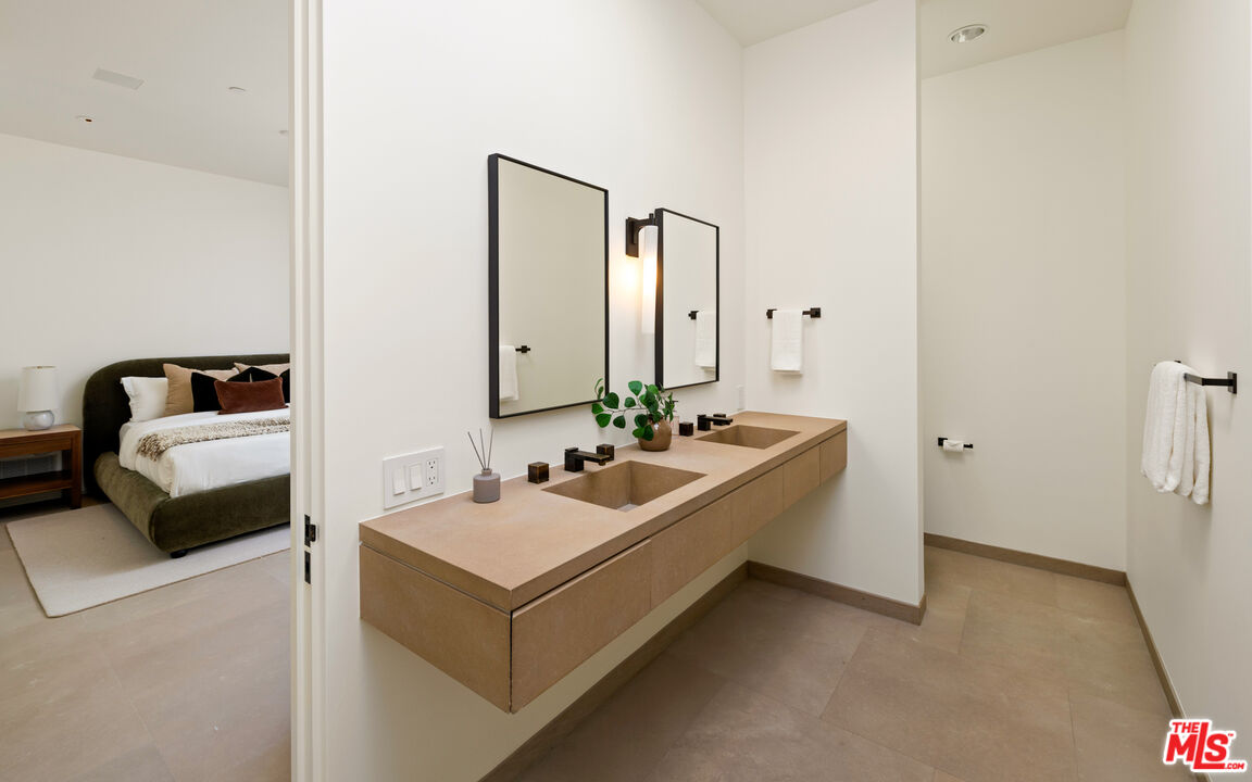 1016 North Hillcrest Road Beverly Hills, CA 90210 - Photo 31 of 35