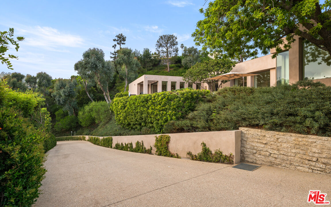 1016 North Hillcrest Road Beverly Hills, CA 90210 - Photo 4 of 35