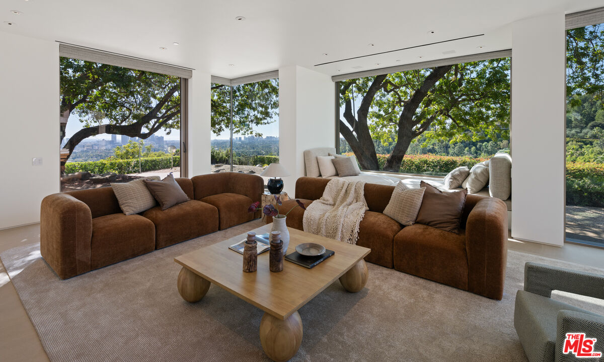 1016 North Hillcrest Road Beverly Hills, CA 90210 - Photo 8 of 35