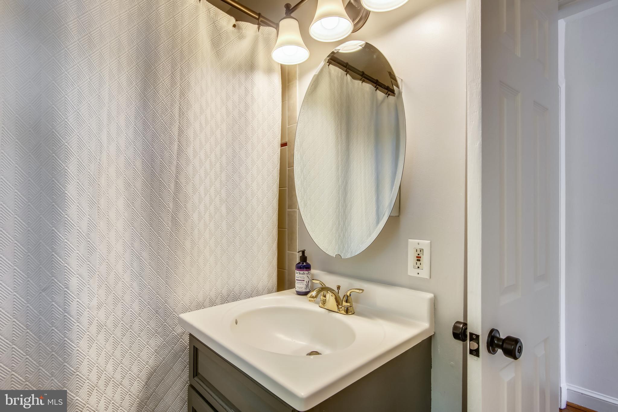 10414 Inwood Avenue Silver Spring, MD 20902 - Photo 17 of 44 Upper level bath