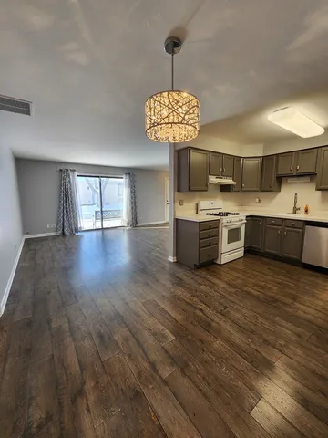 $2,100 | 123 Brewster Court, Unit B, Bloomingdale, IL 60108