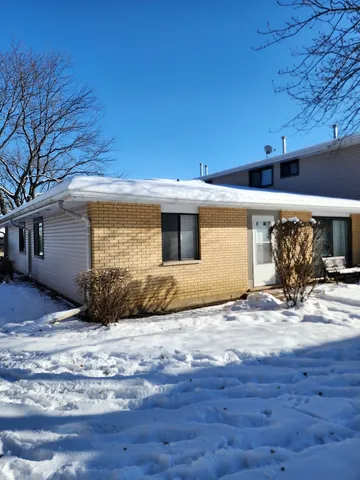 $2,100 | 123 Brewster Court, Unit B, Bloomingdale, IL 60108