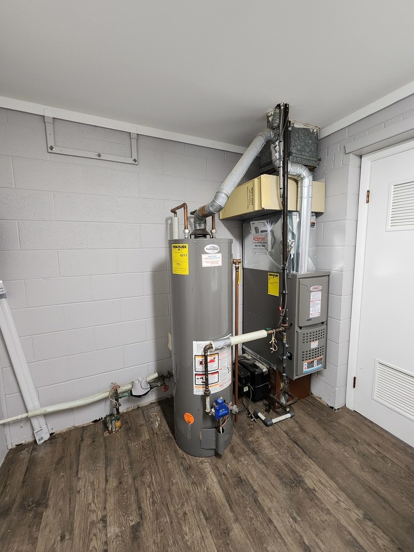 123 Brewster Court, Unit B Bloomingdale, IL 60108 - Photo 21 of 23 a view of a room with gym equipment