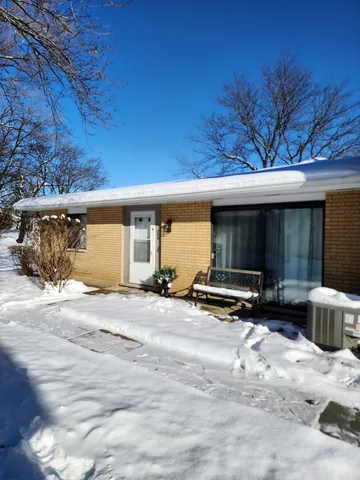 $2,100 | 123 Brewster Court, Unit B, Bloomingdale, IL 60108