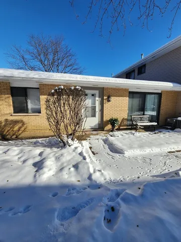 $2,100 | 123 Brewster Court, Unit B, Bloomingdale, IL 60108
