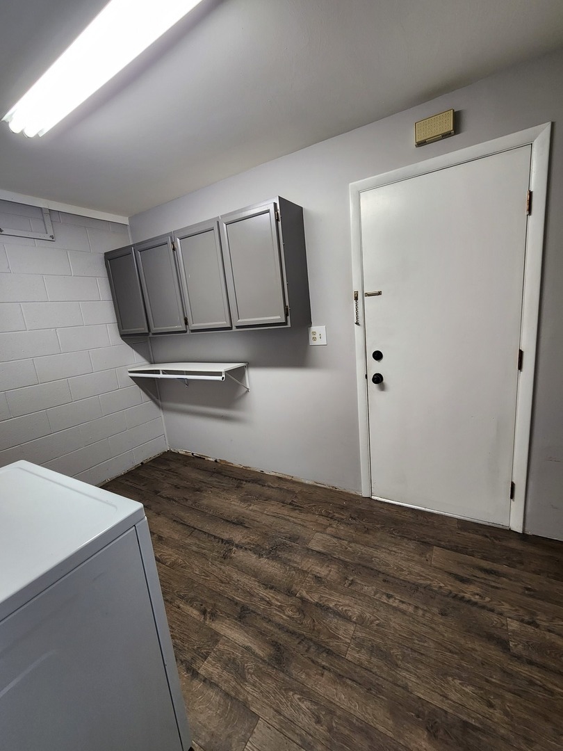 123 Brewster Court, Unit B Bloomingdale, IL 60108 - Photo 10 of 23 a bedroom with a bed and a window