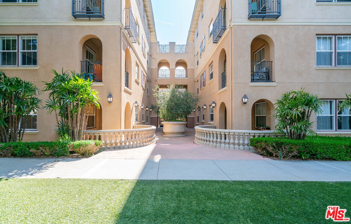 13080 Pacific Promenade, Unit 109 Playa Vista, CA 90094 - Photo 50 of 60 a front view of a house with garden