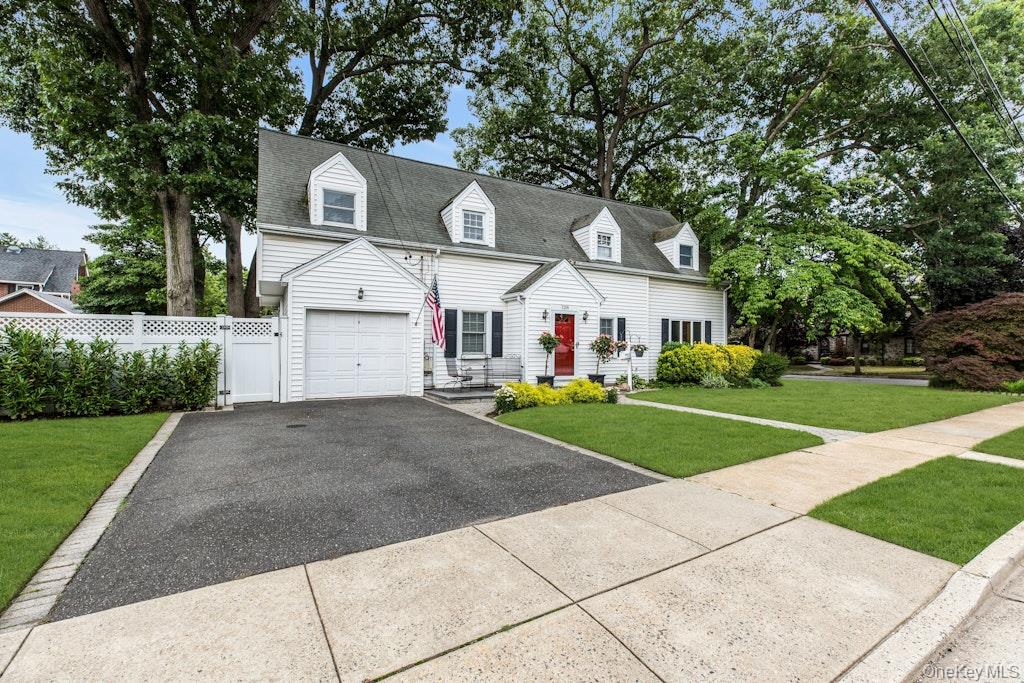 128 Stuart Street Lynbrook, NY 11563 - Photo 2 of 33