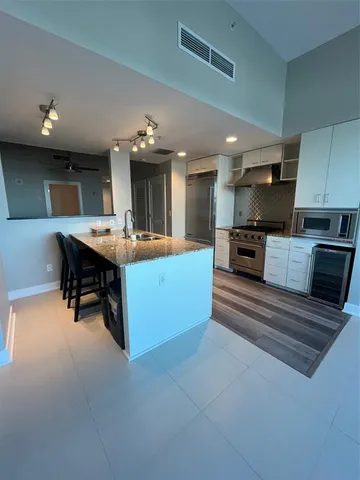 $2,000 | 1208 East Kennedy Boulevard, Unit 817, Tampa, FL 33602