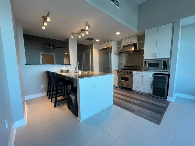 $2,000 | 1208 East Kennedy Boulevard, Unit 817, Tampa, FL 33602