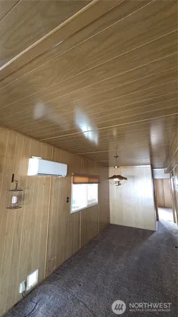 a view of empty room with window