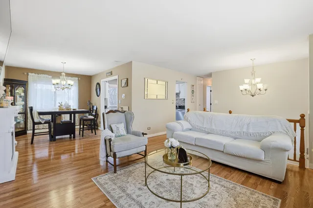 $404,900 | 72 West Nevada Avenue, Glendale Heights, IL 60139