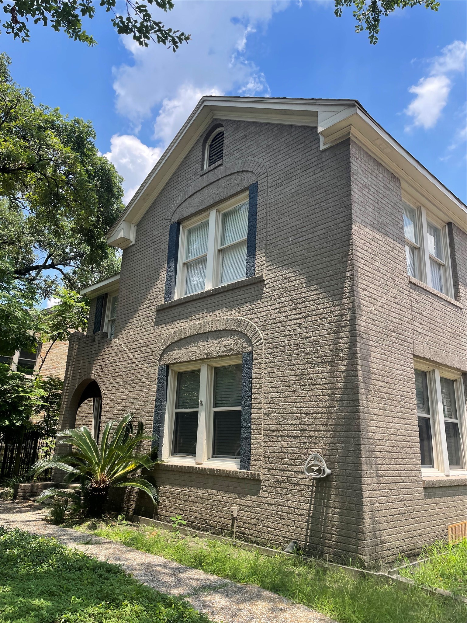 2030 Bissonnet Street Houston, TX 77005 - Photo 7 of 25 a front view of a house with garden