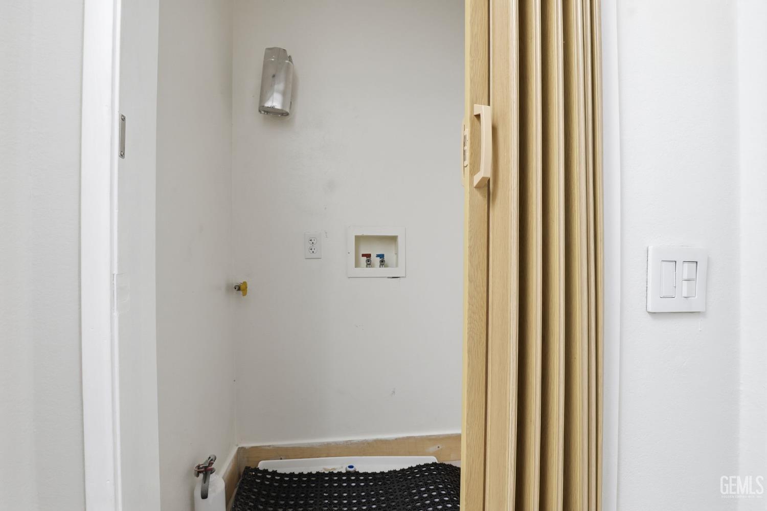 Undisclosed Address North Hollywood, CA 91602 - Photo 17 of 30 a close up of a mirror