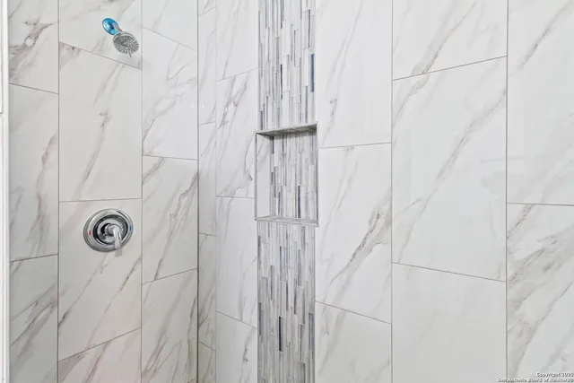 $1,800 | 1034 County Road 6710, Natalia, TX 78059