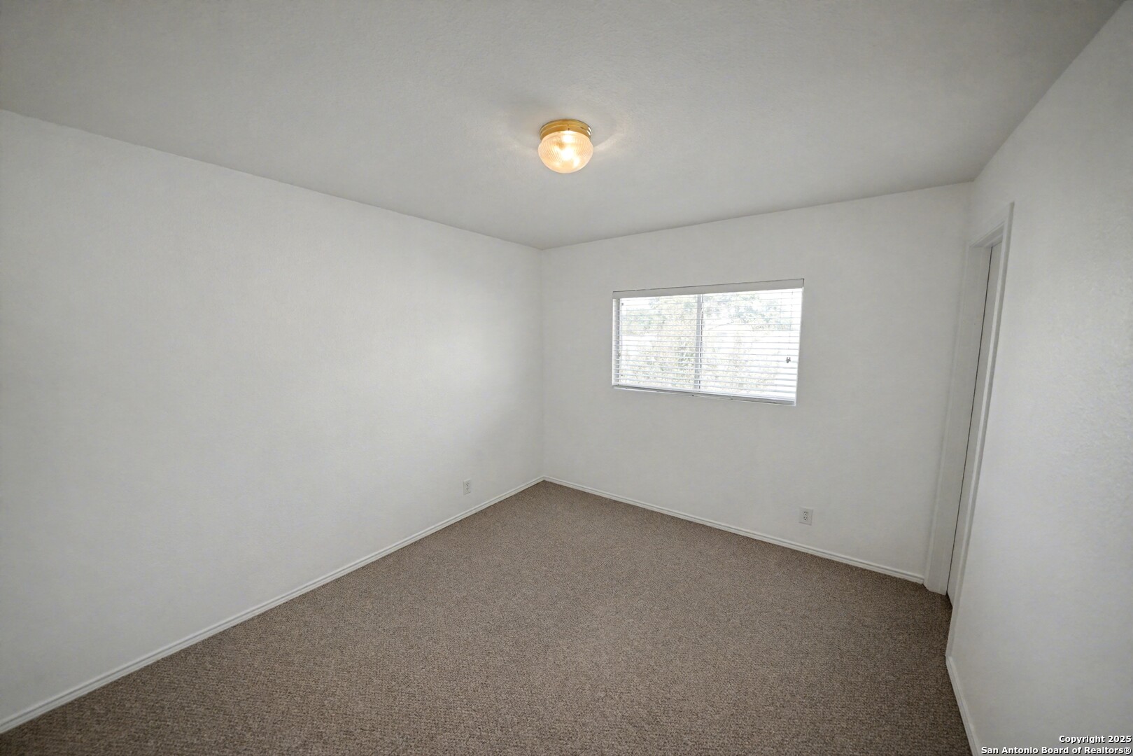 3615 Longhorn Creek San Antonio, TX 78261 - Photo 30 of 42 an empty room with windows