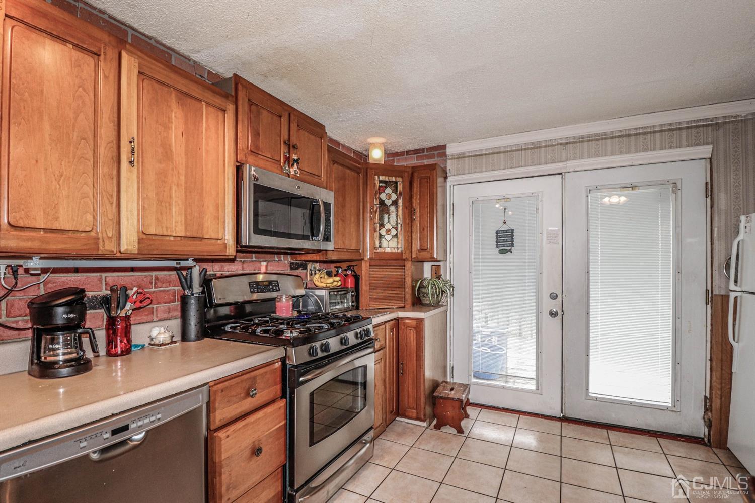 25 Roberts Road New Brunswick, NJ 08901 - Photo 8 of 27 Gallery Image 8