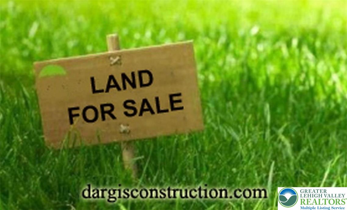 a sign that is sitting in front of a green field