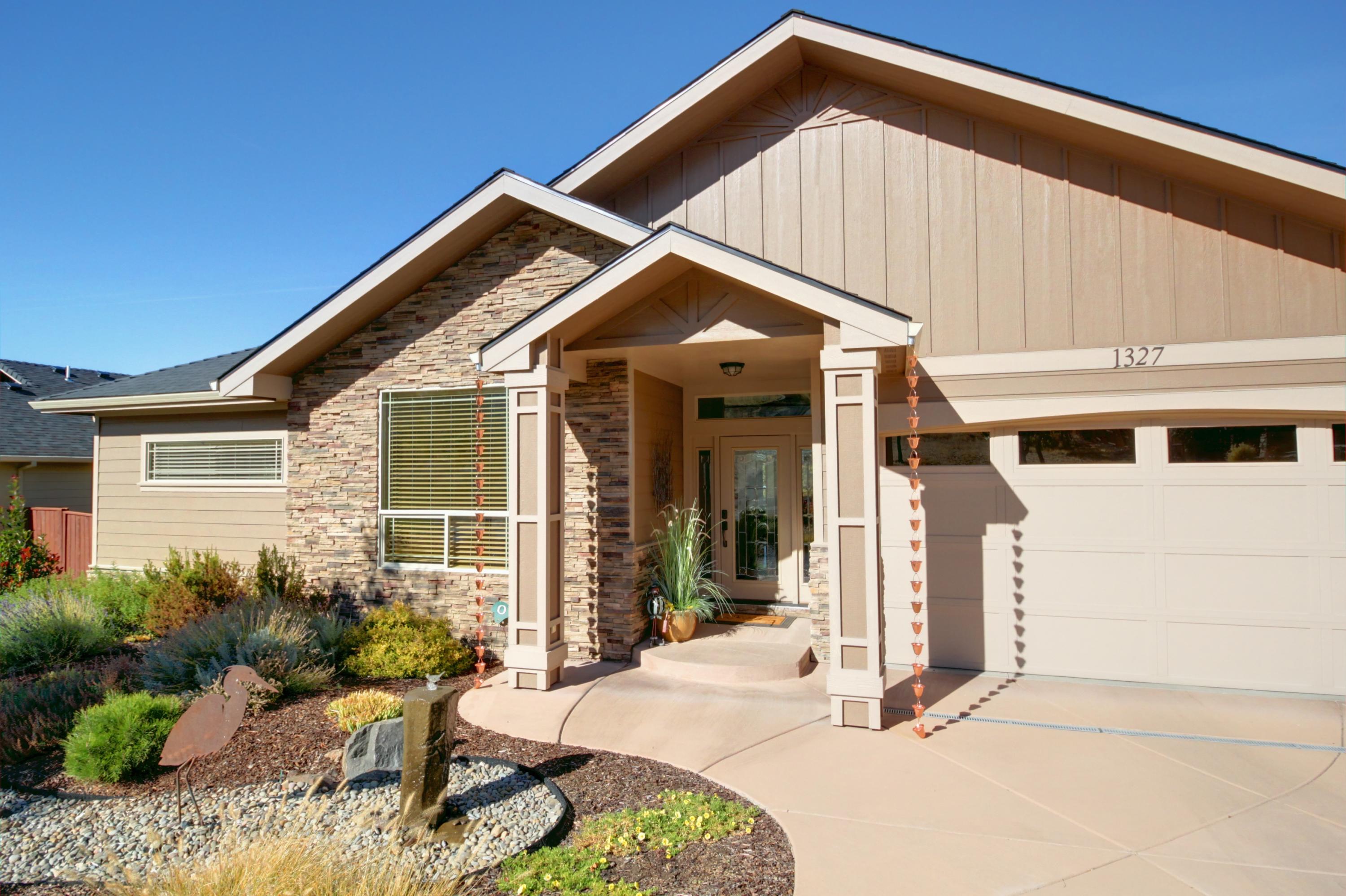 1327 Poppy Ridge Drive Eagle Point, OR 97524 - Photo 2 of 84 IMG_9458