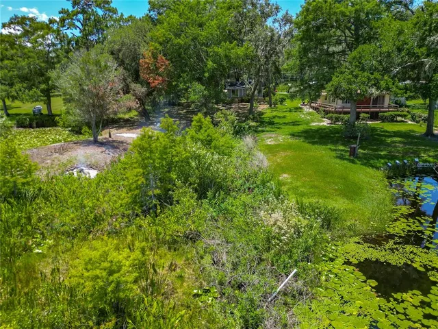 a view of yard with green space