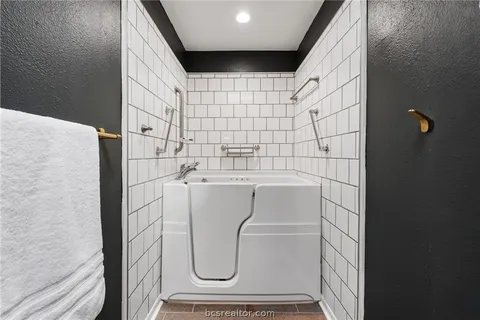 $385,000 | 2907 Broadmoor Drive, Bryan, TX 77802