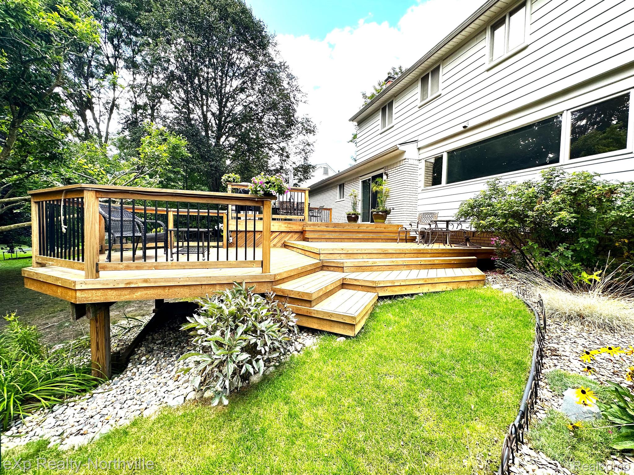 16017 Riverside Drive Livonia, MI 48154 - Photo 3 of 34 Gallery Image 3