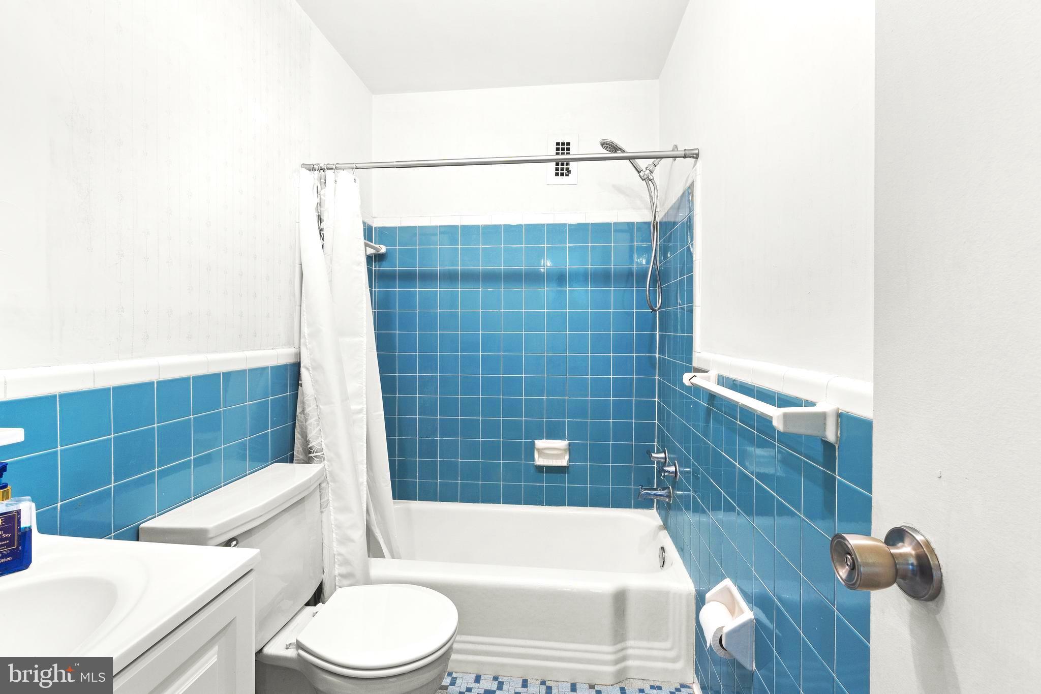 8601 Manchester Road, Unit 513 Silver Spring, MD 20901 - Photo 15 of 31 a bathroom with a sink a toilet and bathtub