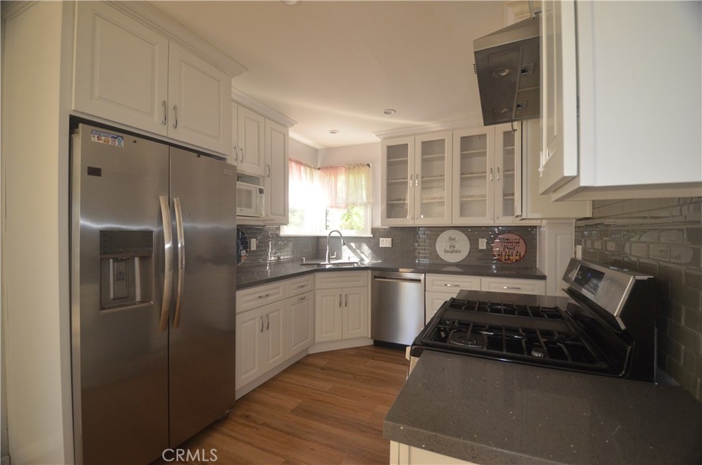 7024 Balcom Avenue Reseda, CA 91335 - Photo 10 of 54 Upgraded kitchen!