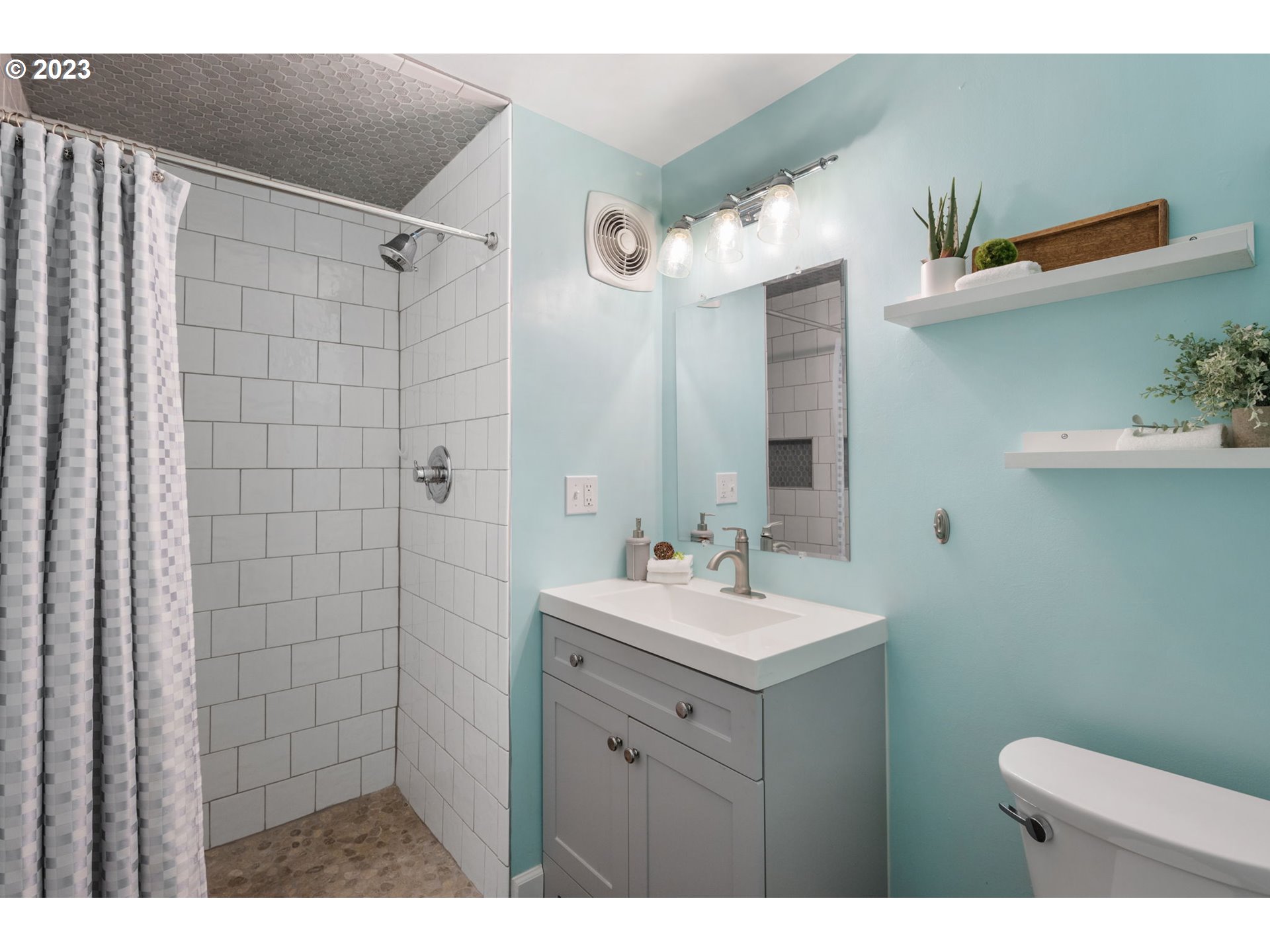 4750 Southeast Robin Road Milwaukie, OR 97267 - Photo 23 of 32 Bathroom